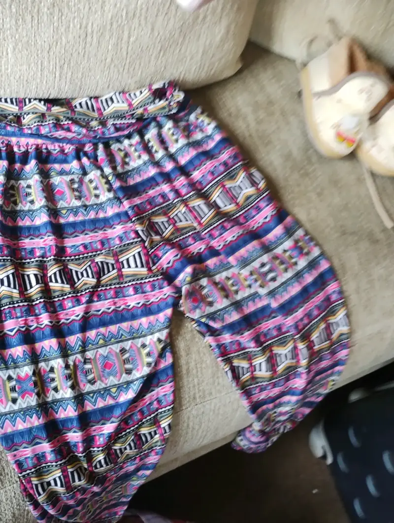 Pantalones bombachos con estampado étnico colorido
