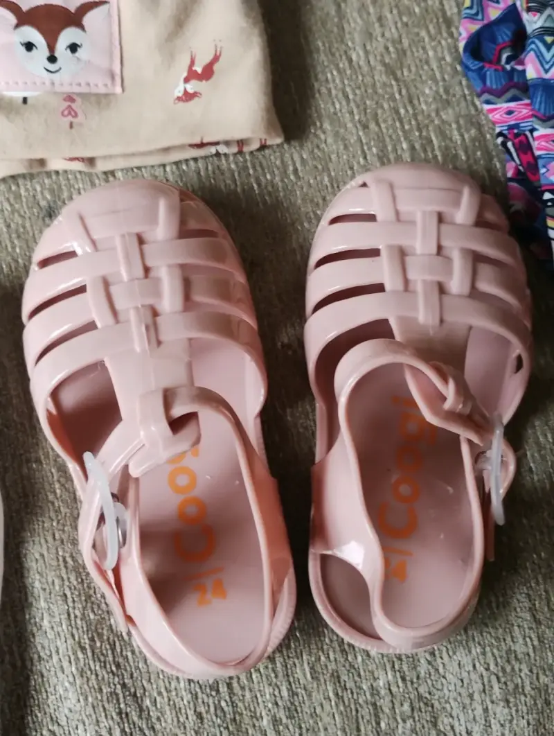 Sandalias rosadas para niños talla 24