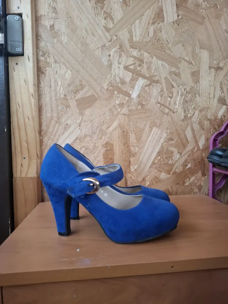 Zapatos de tacón azul con hebilla elegante
