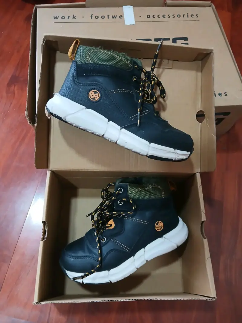 Botas para niño color negro talla 27