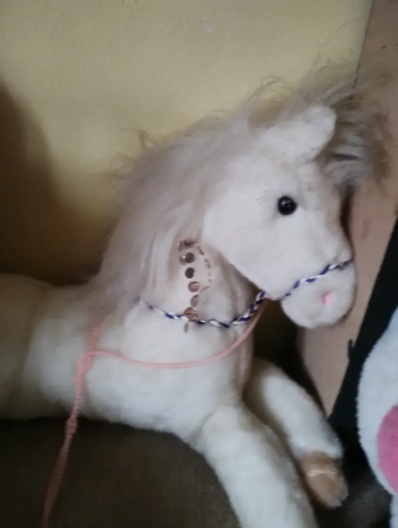 Caballo de peluche blanco suave
