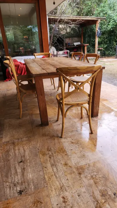 Mesa de comedor rústica de madera con sillas - miniatura 1