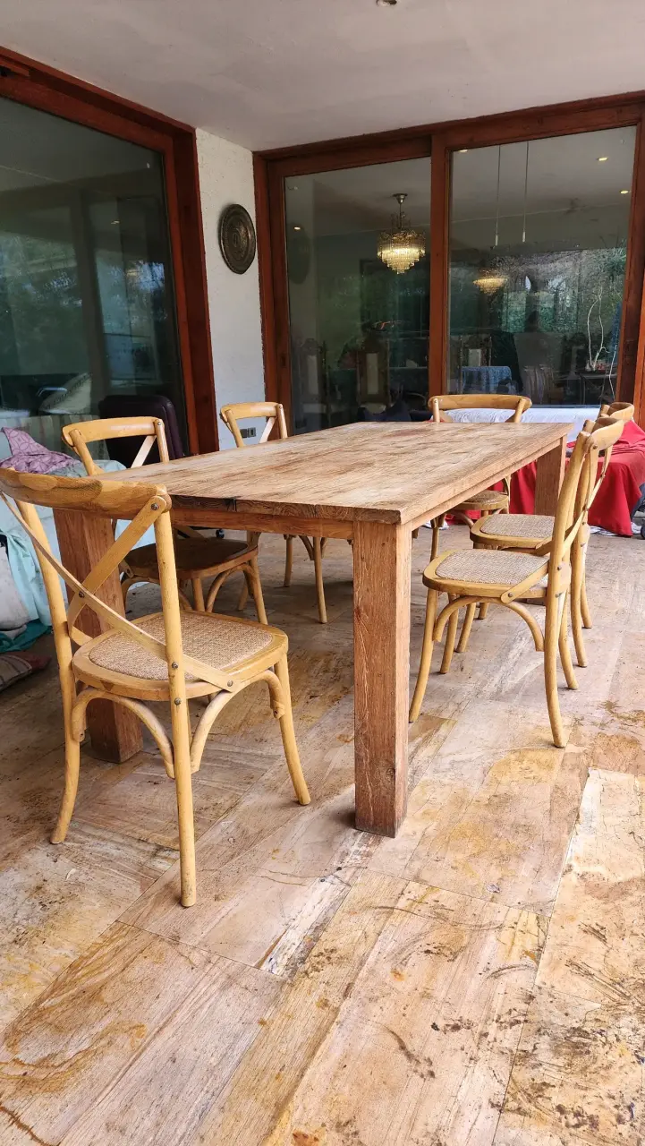 Mesa de comedor rústica de madera con sillas - 2