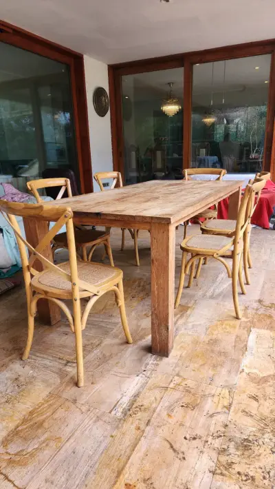 Mesa de comedor rústica de madera con sillas - miniatura 2