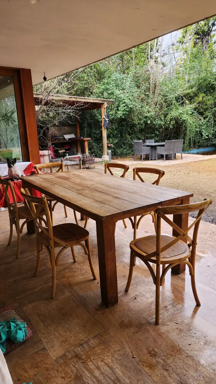 Mesa de comedor rústica de madera con sillas - 3