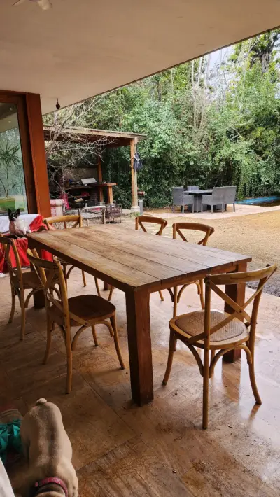 Mesa de comedor rústica de madera con sillas - miniatura 4