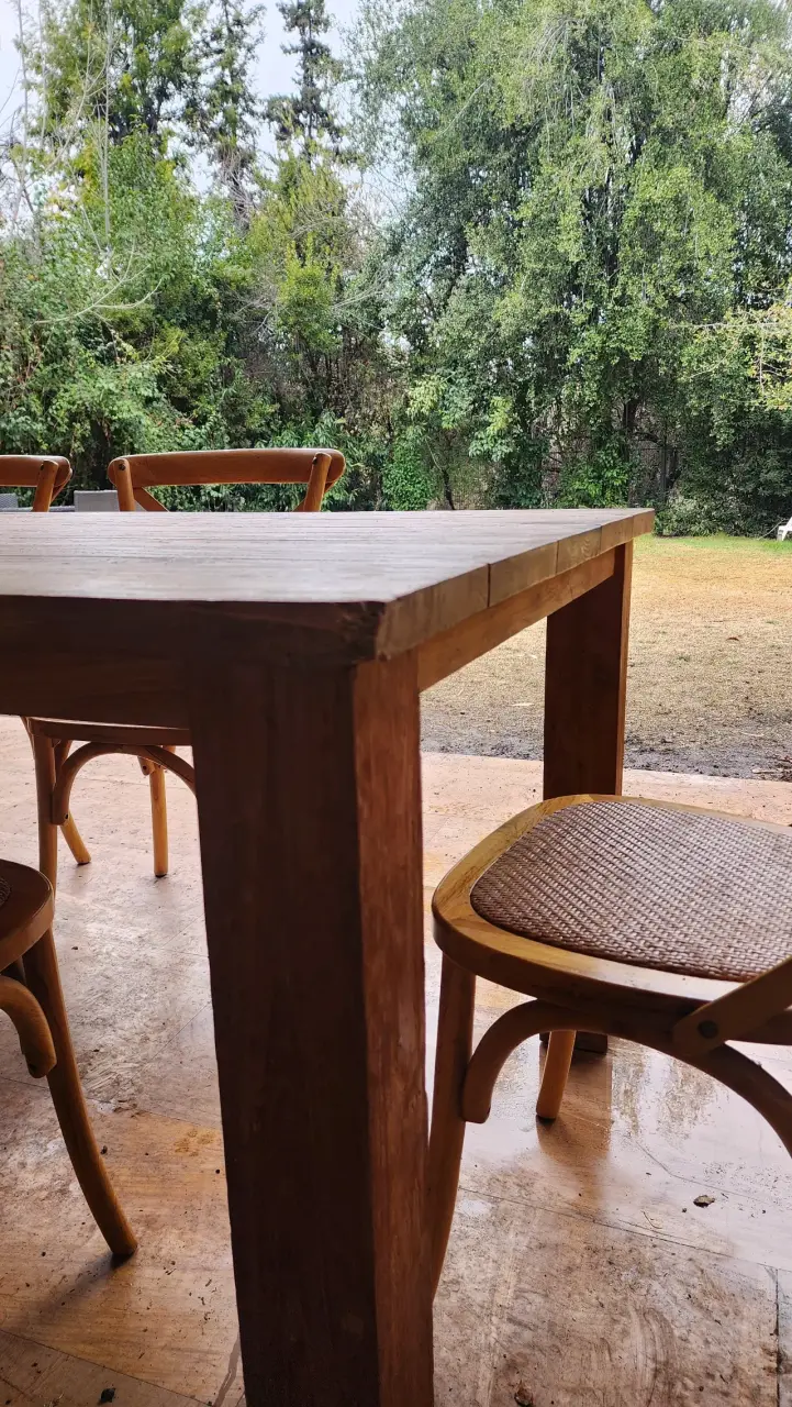Mesa de comedor rústica de madera con sillas - 5