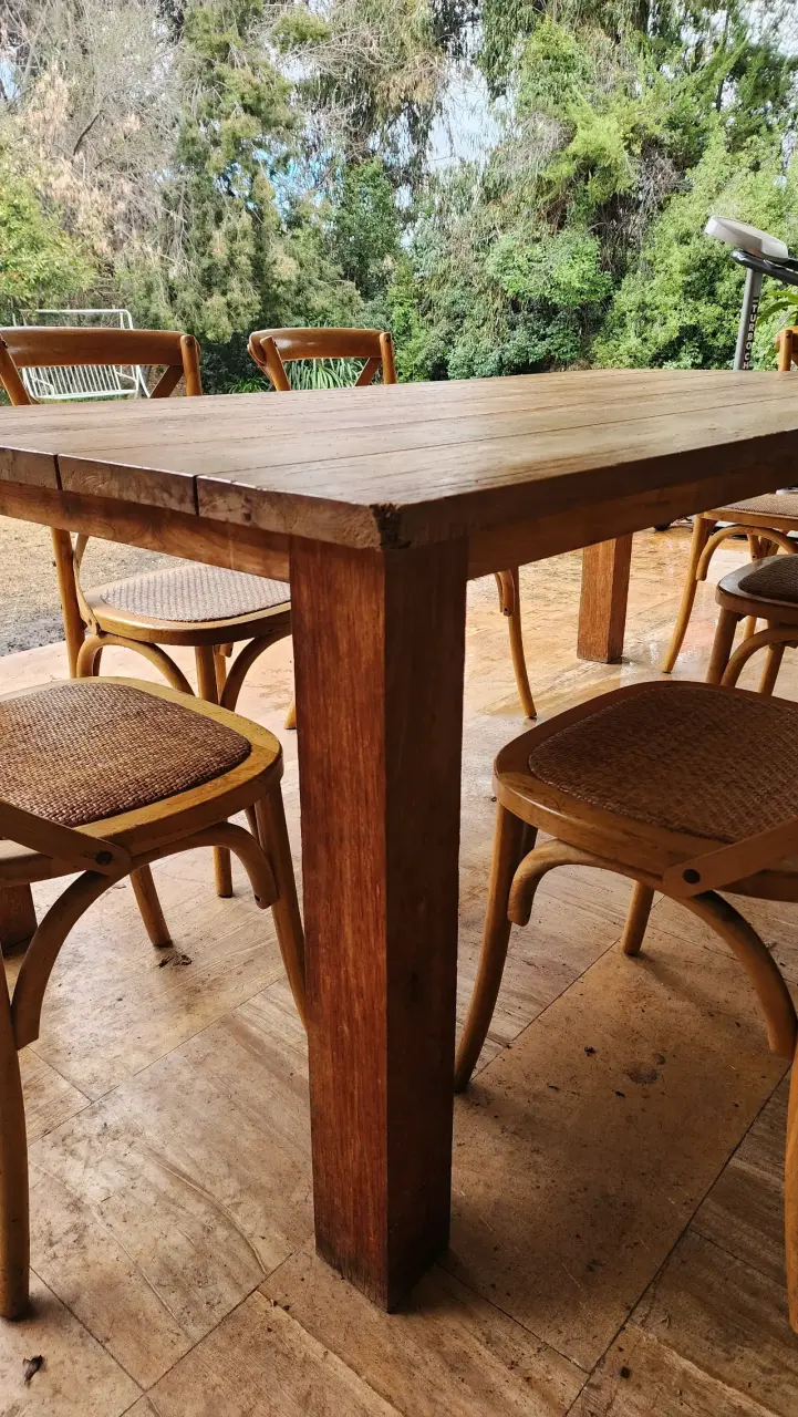 Mesa de comedor rústica de madera con sillas - 6