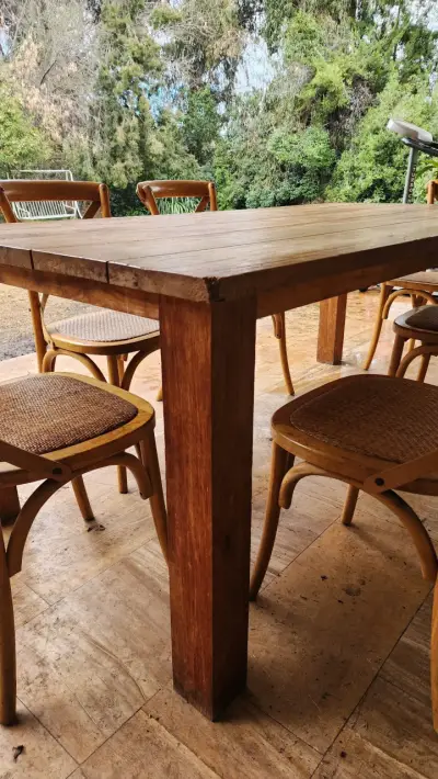 Mesa de comedor rústica de madera con sillas - miniatura 6