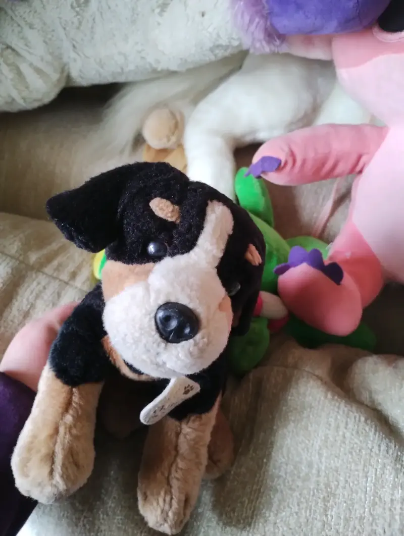 Peluche de perro suave y adorable