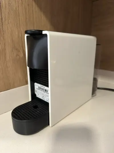 Máquina de café Nespresso Essenza Mini blanca - miniatura 1
