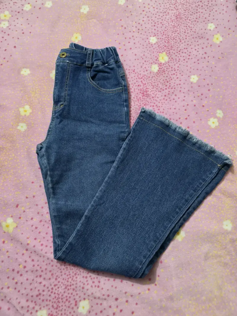 Jeans de mezclilla azul para mujer con borde deshilachado - 1
