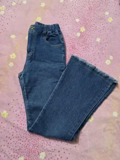 Jeans de mezclilla azul para mujer con borde deshilachado - miniatura 1