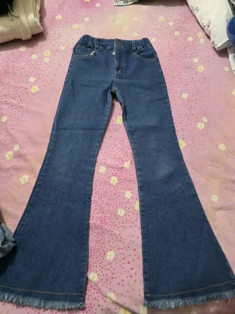 Jeans de mezclilla azul para mujer con borde deshilachado - 2