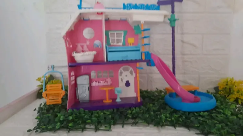 Casa de muñecas Polly Pocket con tobogán y piscina - 1