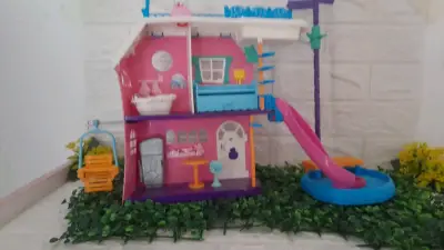 Casa de muñecas Polly Pocket con tobogán y piscina - miniatura 1