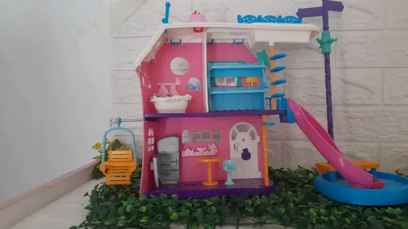 Casa de muñecas Polly Pocket con tobogán y piscina - 2