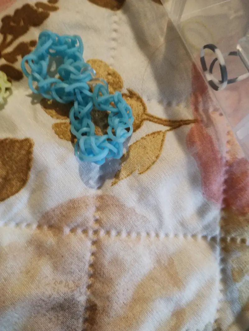 Pulsera de goma elástica azul hecha a mano