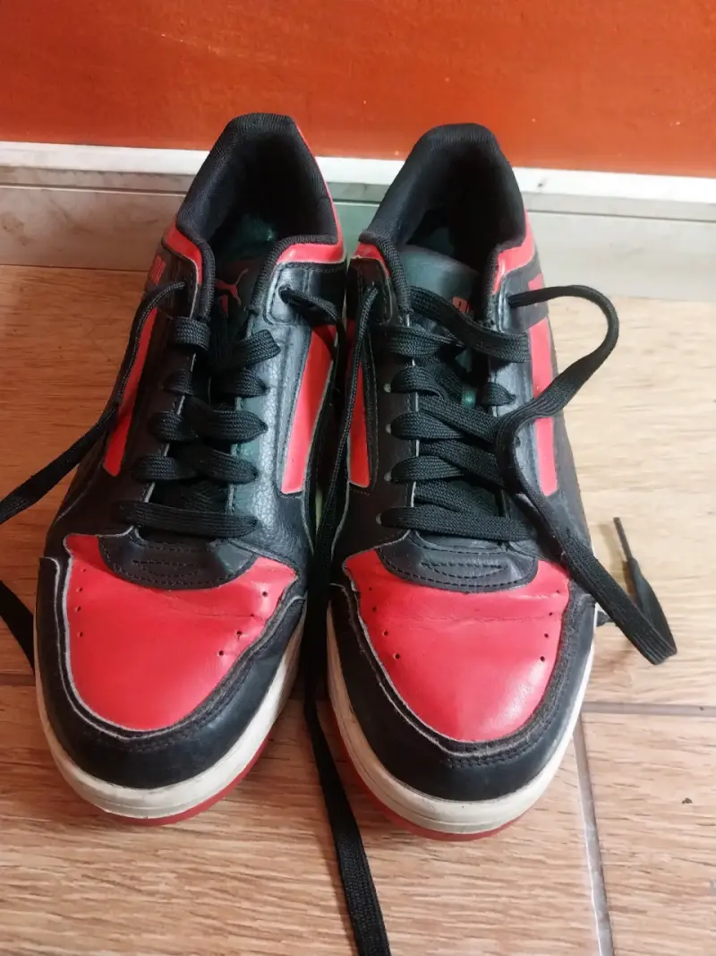 Zapatillas negras y rojas para hombre - 1