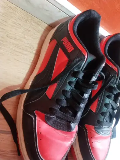 Zapatillas negras y rojas para hombre - miniatura 2