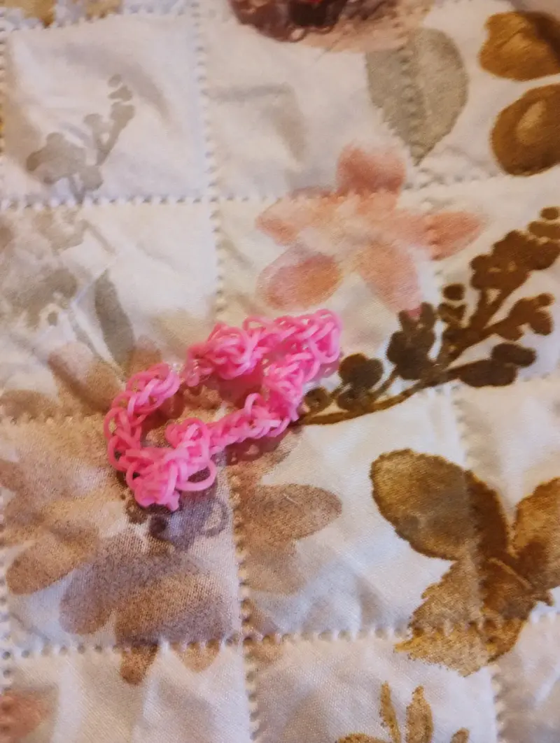 Pulsera de goma elástica rosa hecha a mano