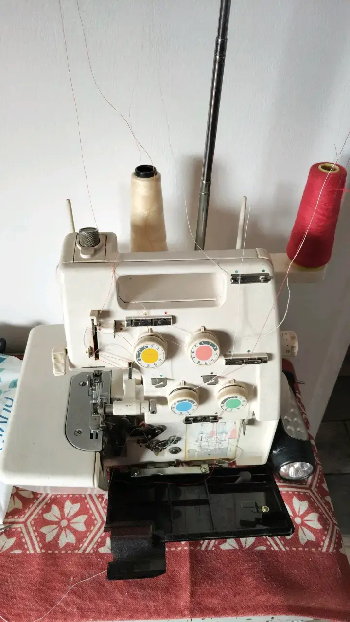Máquina overlock para costura doméstica - 1