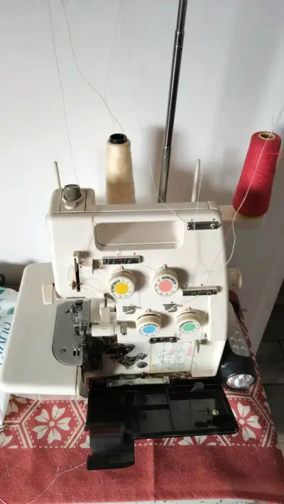 Máquina overlock para costura doméstica - miniatura 1