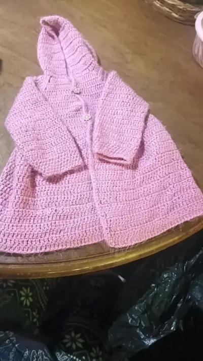 Abrigo tejido a crochet para niña color rosa - miniatura 1