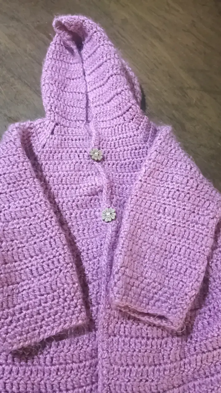 Abrigo tejido a crochet para niña color rosa - 2