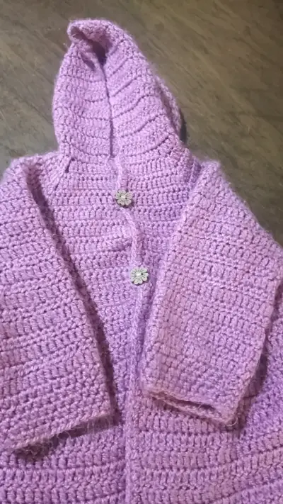 Abrigo tejido a crochet para niña color rosa - miniatura 2