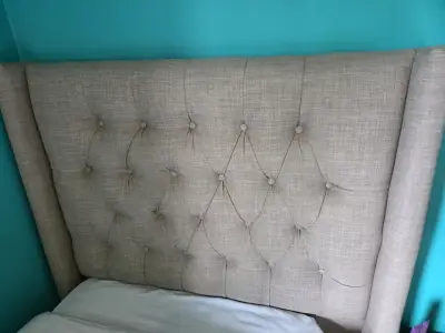 Cabecera de cama tapizada en lino beige - miniatura 1