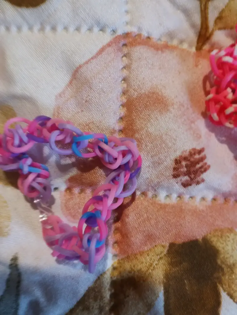 Pulsera de goma elástica colorida