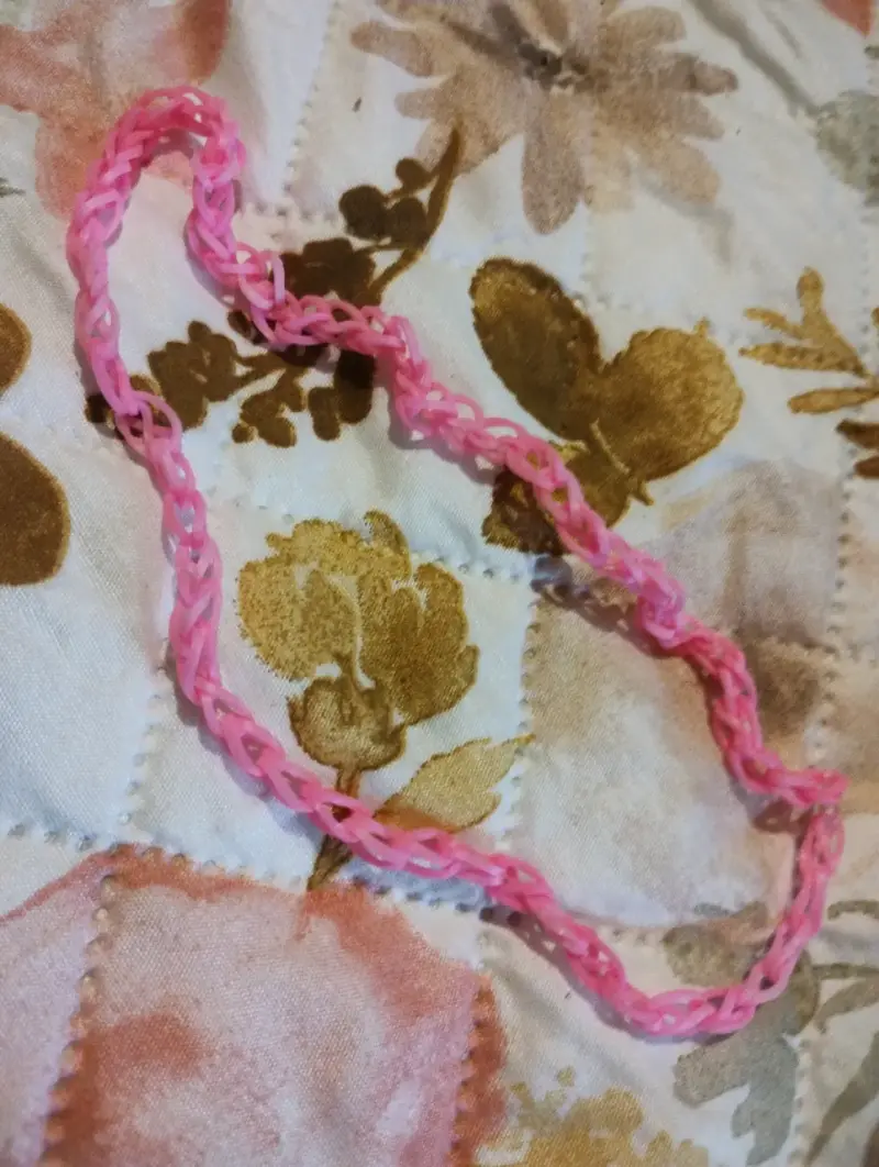 Collar de goma tejida a mano color rosa