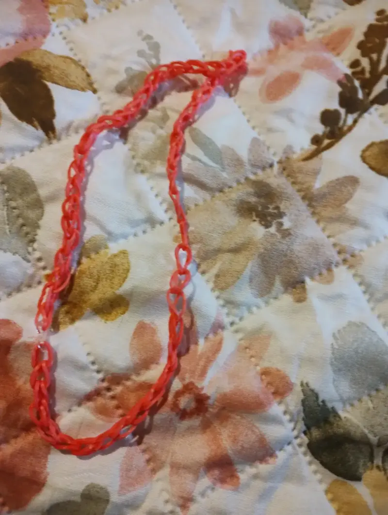 Collar de goma tejido a mano color rojo