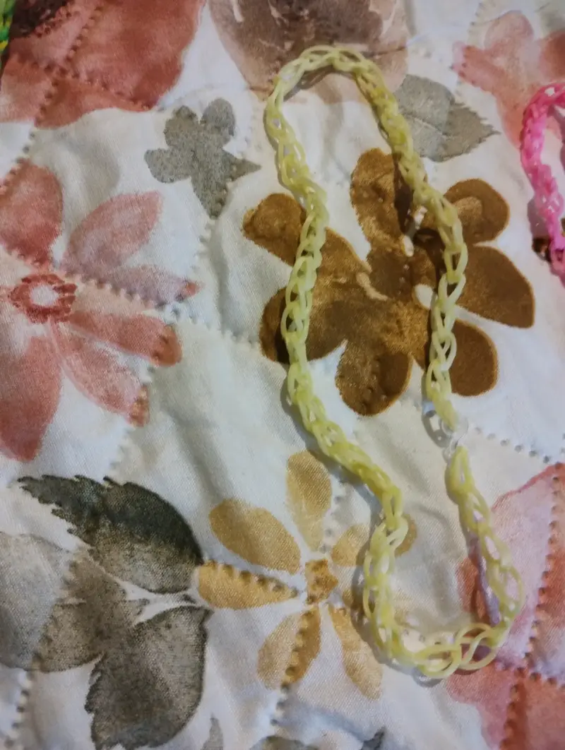 Pulsera de goma tejida a mano color amarillo