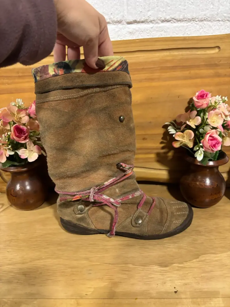 Botas de cuero marrón con diseño étnico