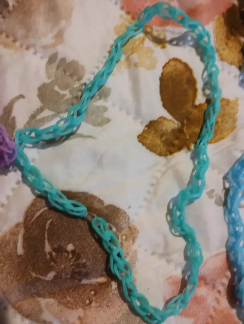 Collar de goma tejido a mano color turquesa