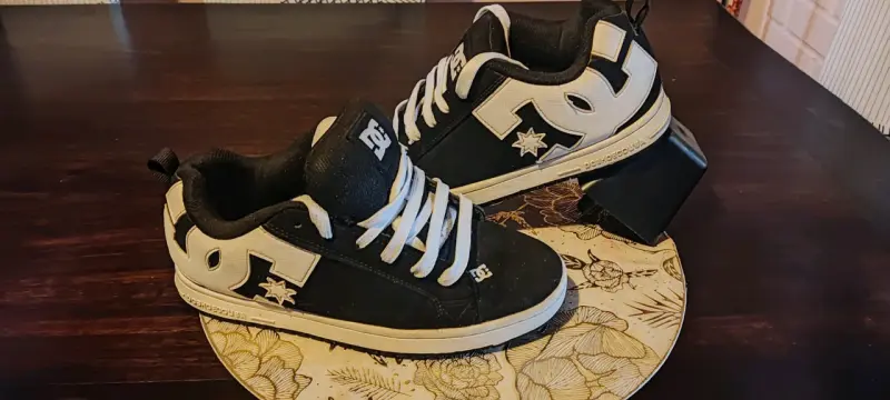 Zapatillas deportivas DC Shoes negras y blancas - 1