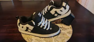 Zapatillas deportivas DC Shoes negras y blancas - miniatura 1