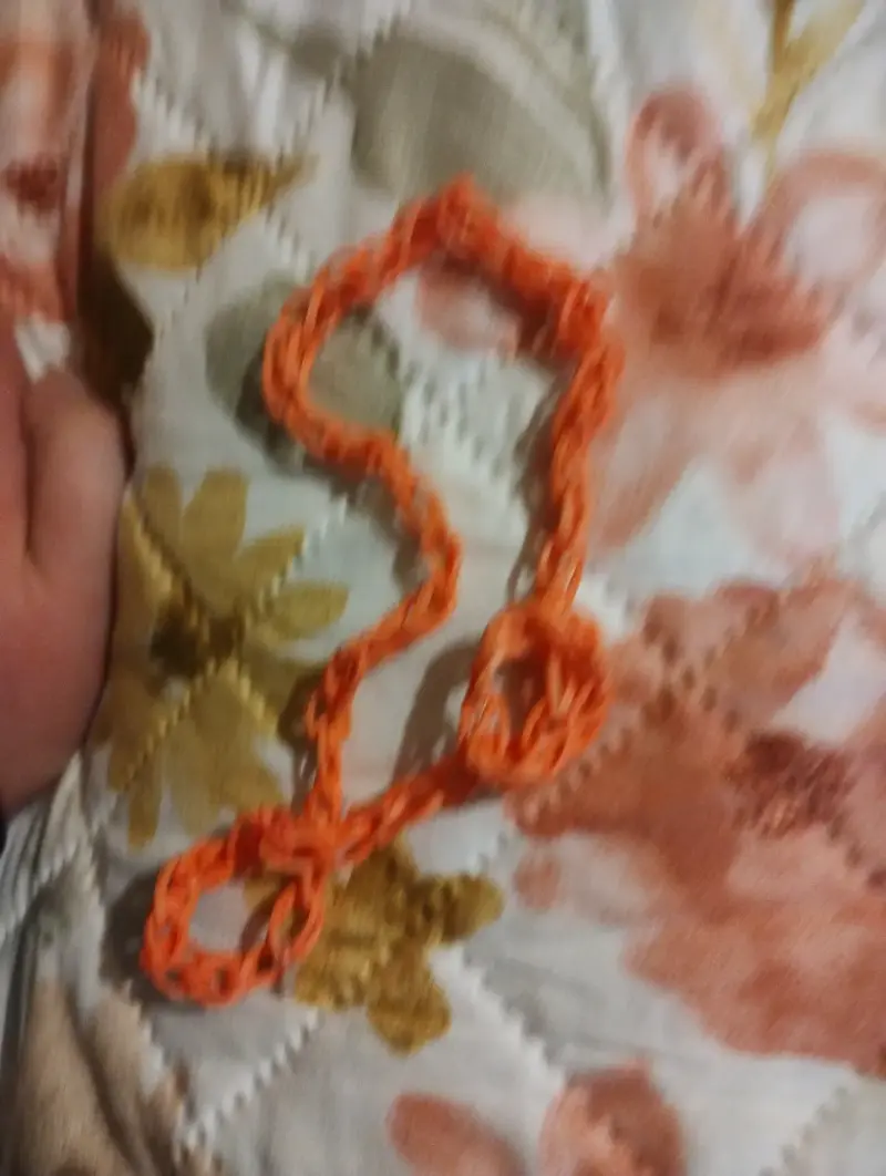 Collar de goma tejida a mano color naranja