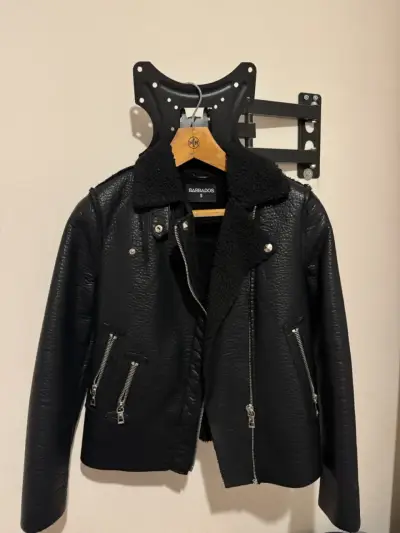 Chaqueta de cuero sintético. - miniatura 1