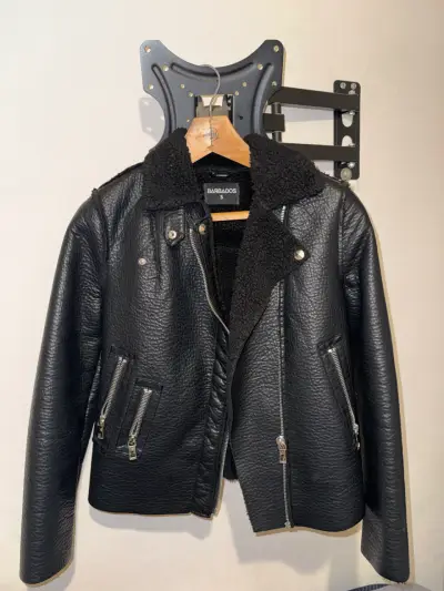 Chaqueta de cuero sintético. - miniatura 2