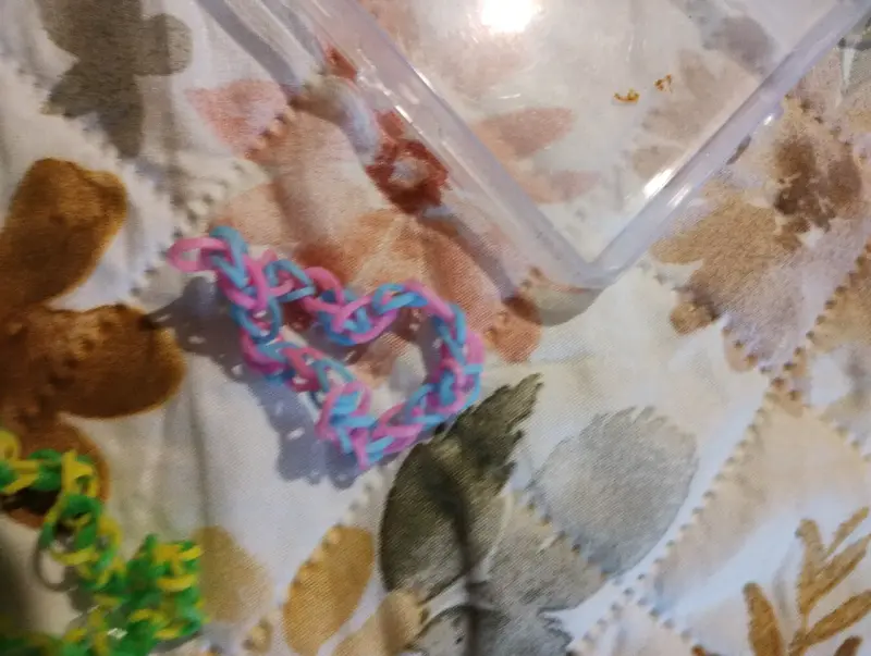 Pulsera de goma elástica colorida hecha a mano