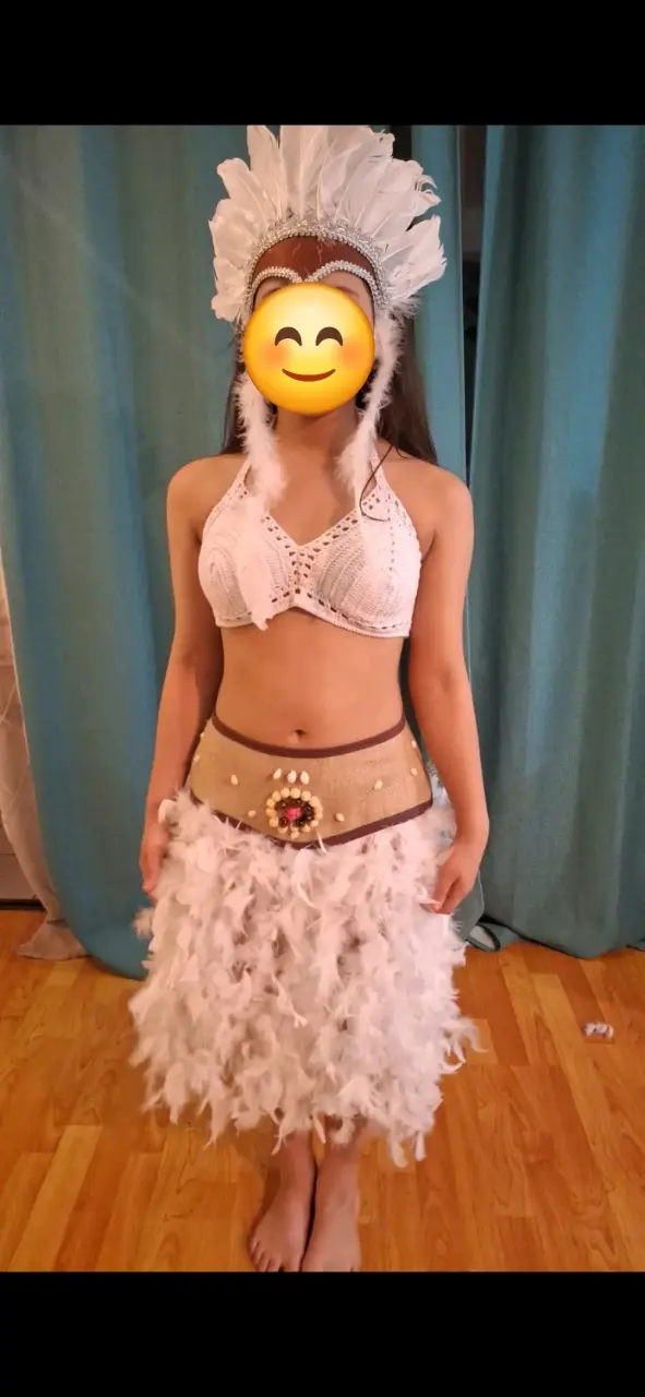 Traje de rapa nui con plumas