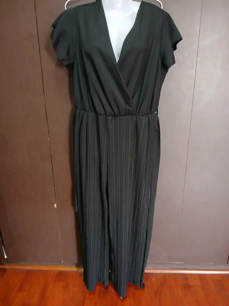 Elegante enterito negro plisado para mujer
