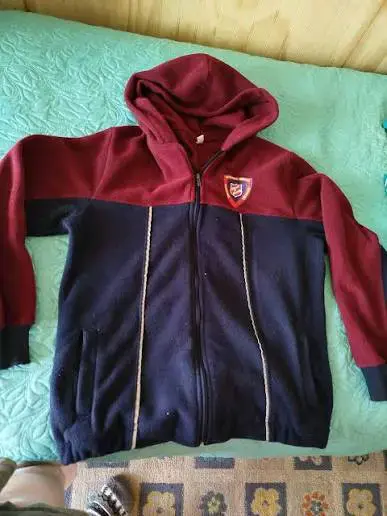 Polerón con capucha bicolor bordó y azul