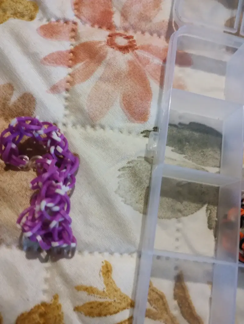 Pulsera de goma elástica morada y blanca