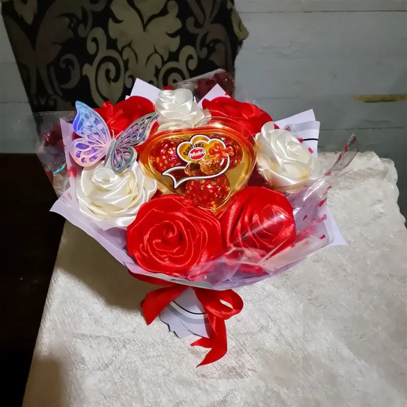 Ramo de rosas con bombones y chocolate Carezza - 2