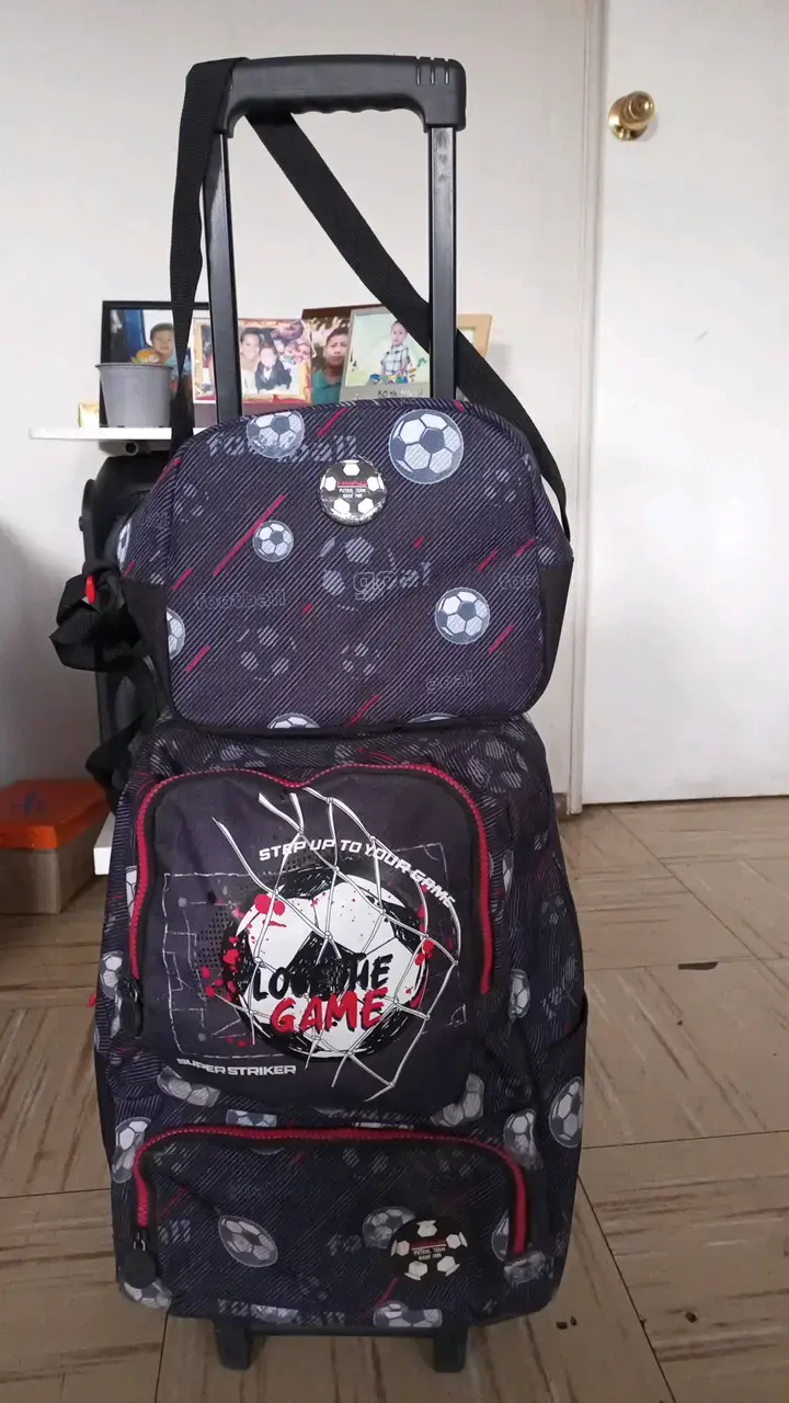 Mochila escolar con ruedas diseño fútbol