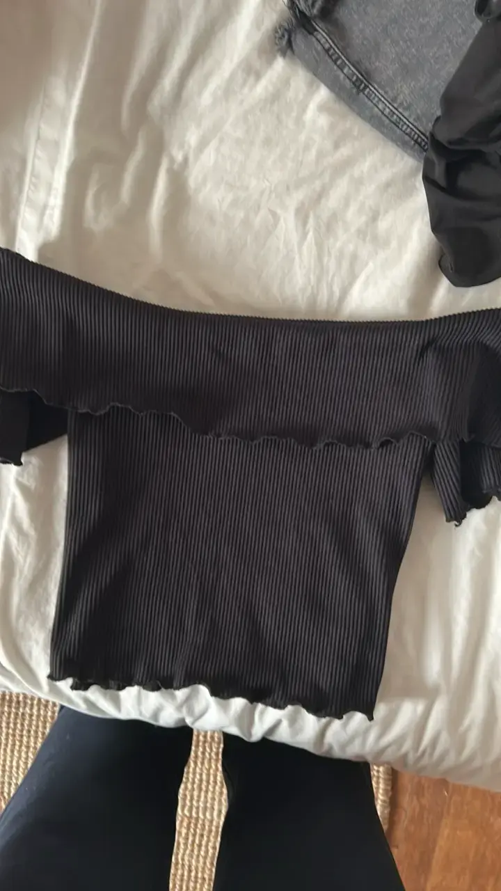 Top negro hombros descubiertos H&M - 1